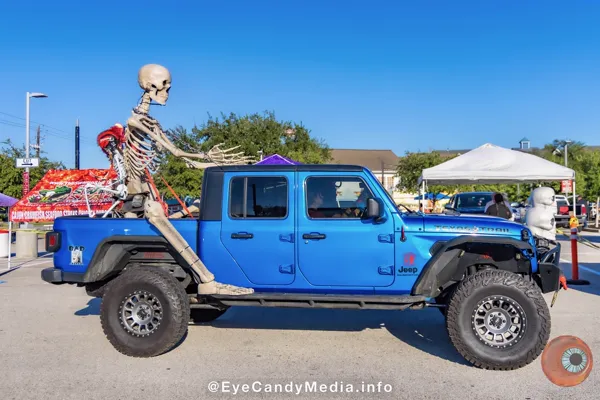 12-Foot Skeleton on Jeep Gladiator