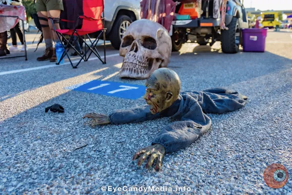 Crawling Zombie & Giant Skull Prop